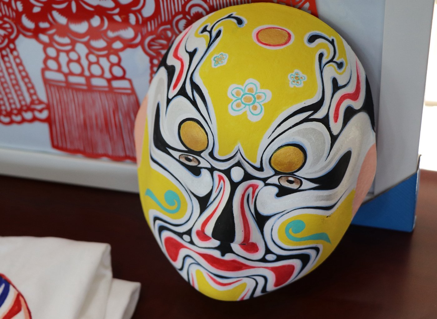 识婺剧画脸谱留学生体验我市传统文化学院外语系举办文化进课堂系列